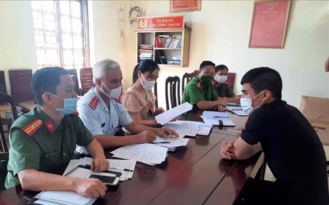 Phòng An ninh chính trị nội bộ Công an tỉnh Ninh bình phối hợp với cơ quan chức năng triệu tập YouTuber "Giang Lâm" (áo polo đen) lên làm việc và buộc người này phải gỡ bỏ những clip phản cảm đăng trên Youtube Phòng An ninh chính trị nội bộ Công an tỉnh Ninh bình phối hợp với cơ quan chức năng triệu tập YouTuber "Giang Lâm" (áo polo đen) lên làm việc và buộc người này phải gỡ bỏ những clip phản cảm đăng trên Youtube