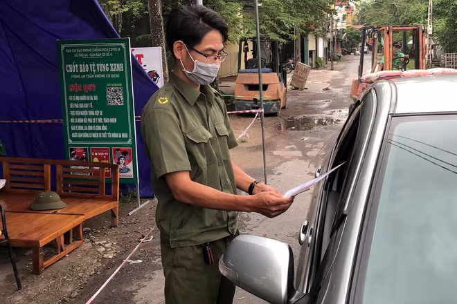 Chốt "vùng xanh" ra, vào địa bàn xã Thọ An, huyện Đan Phượng luôn có cán bộ túc trực 24/24h Chốt "vùng xanh" ra, vào địa bàn xã Thọ An, huyện Đan Phượng luôn có cán bộ túc trực 24/24h