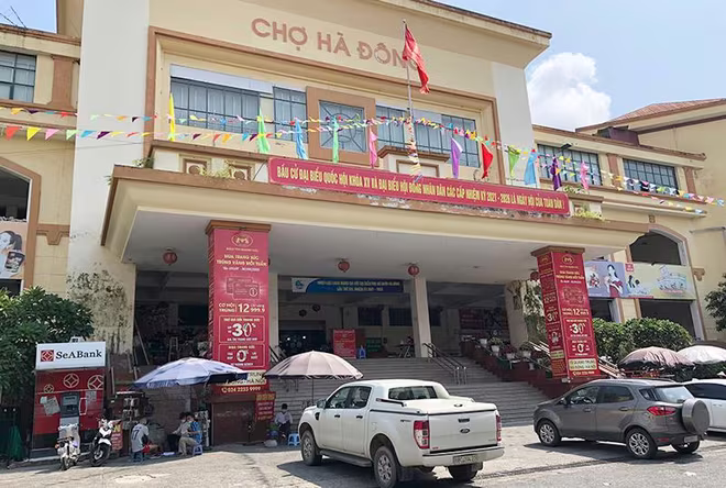 Các cửa chợ Hà Đông đều có người kiểm soát nhưng làm rất "hình thức": người được yêu cầu khai báo y tế, người thì không Các cửa chợ Hà Đông đều có người kiểm soát nhưng làm rất "hình thức": người được yêu cầu khai báo y tế, người thì không