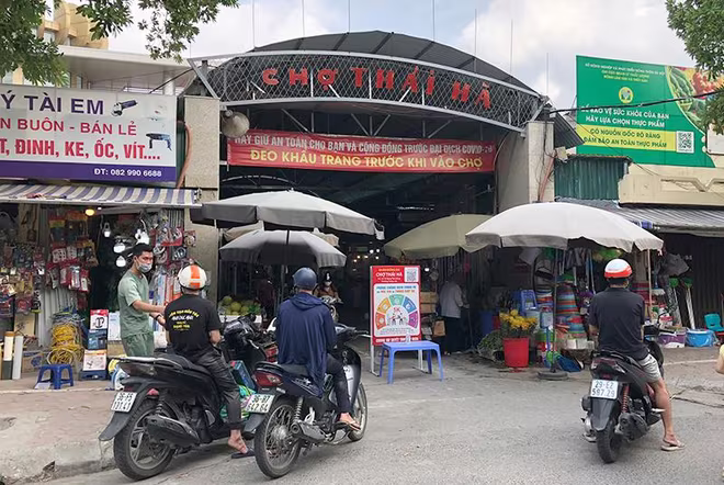 Chợ Thái Hà không có người gác, người dân vô tư ra vào Chợ Thái Hà không có người gác, người dân vô tư ra vào