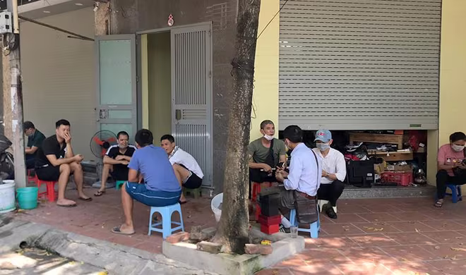 Nhiều người vô tư ngồi "chém gió" trong khu chợ cây và khu đồ cũ tại chợ phát sinh thuộc phường Vạn Phúc, quận Hà Đông Nhiều người vô tư ngồi "chém gió" trong khu chợ cây và khu đồ cũ tại chợ phát sinh thuộc phường Vạn Phúc, quận Hà Đông