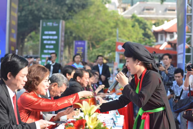 Nhiều hoạt động văn hóa nghệ thuật truyền thống được tổ chức liên tục trong suốt thời gian diễn ra hội chợ Nhiều hoạt động văn hóa nghệ thuật truyền thống được tổ chức liên tục trong suốt thời gian diễn ra hội chợ