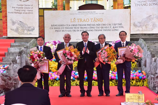 Chủ tịch UBND TP Hà Nội Chu Ngọc Anh trao bằng khen cho các cá nhân có thành tích trong công tác quản lý, bảo tồn phát huy giá trị di sản Hoàng thành Thăng Long.