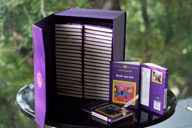 Tập 1 – “Nhà ảo thuật” có chữ ký viết tay trực tiếp của nhà văn Nguyễn Nhật Ánh dành tặng độc giả hâm mộ. Sách bìa cứng được đựng trong boxset Tập 1 – “Nhà ảo thuật” có chữ ký viết tay trực tiếp của nhà văn Nguyễn Nhật Ánh dành tặng độc giả hâm mộ. Sách bìa cứng được đựng trong boxset