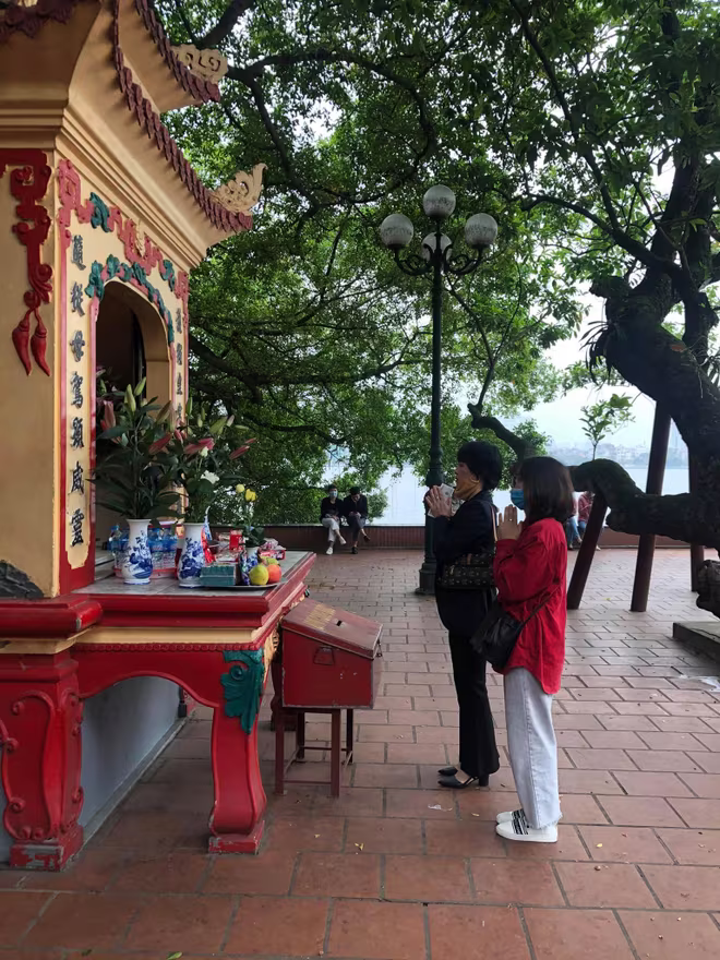 Phủ Tây Hồ Hà Nội số lượng du khách cũng không quá đông trong dịp này Phủ Tây Hồ Hà Nội số lượng du khách cũng không quá đông trong dịp này