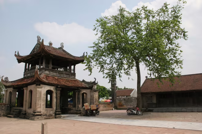 Tam quan chùa Đậu trước khi bị tu bổ biến thành mới tinh (ảnh chụp tháng 4/2013) Tam quan chùa Đậu trước khi bị tu bổ biến thành mới tinh (ảnh chụp tháng 4/2013)