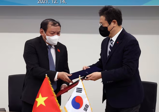 Bộ trưởng Bộ VHTTDL Việt Nam Nguyễn Văn Hùng và Bộ trưởng Bộ VHTTDL Hàn Quốc Hwang Hee ký kết Chương trình Trao đổi Văn hóa giữa 2 Bộ về các hoạt động kỷ niệm 30 năm thiết lập quan hệ ngoại giao Việt Nam - Hàn Quốc vào năm 2022 Bộ trưởng Bộ VHTTDL Việt Nam Nguyễn Văn Hùng và Bộ trưởng Bộ VHTTDL Hàn Quốc Hwang Hee ký kết Chương trình Trao đổi Văn hóa giữa 2 Bộ về các hoạt động kỷ niệm 30 năm thiết lập quan hệ ngoại giao Việt Nam - Hàn Quốc vào năm 2022
