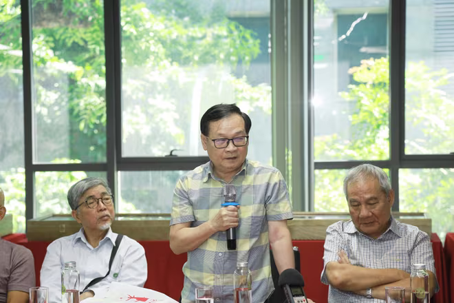 Nhà văn Nguyễn Nhật Ánh kỳ vọng có thêm nhiều tác phẩm hay cho thiếu nhi. Lễ phát động có sự tham dự của nhiều nhà văn nổi tiếng như Trung Trung Đỉnh và Trần Đức Tiến... Nhà văn Nguyễn Nhật Ánh kỳ vọng có thêm nhiều tác phẩm hay cho thiếu nhi. Lễ phát động có sự tham dự của nhiều nhà văn nổi tiếng như Trung Trung Đỉnh và Trần Đức Tiến...