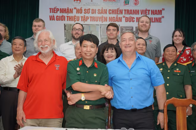 Sáng nay 2/6, tại Bảo tàng Phụ nữ Việt Nam, đã diễn ra Lễ tiếp nhận “Hồ sơ di sản chiến tranh Việt Nam” giữa các chuyên gia của Trung tâm Việt Nam và Lưu trữ tại Đại học Công nghệ Texas - Hoa Kỳ và Tổ chức “Trái tim Người lính Việt Nam” (ảnh: Ban tổ chức) Sáng nay 2/6, tại Bảo tàng Phụ nữ Việt Nam, đã diễn ra Lễ tiếp nhận “Hồ sơ di sản chiến tranh Việt Nam” giữa các chuyên gia của Trung tâm Việt Nam và Lưu trữ tại Đại học Công nghệ Texas - Hoa Kỳ và Tổ chức “Trái tim Người lính Việt Nam” (ảnh: Ban tổ chức)