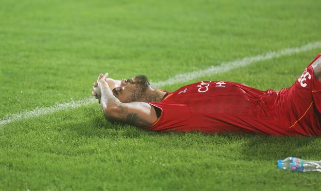 Jhon Cley đổ gục xuống sân ăn mừng bàn thắng vì đã cùng đồng đội chiến đấu đến giây phút cuối cùng Jhon Cley đổ gục xuống sân ăn mừng bàn thắng vì đã cùng đồng đội chiến đấu đến giây phút cuối cùng