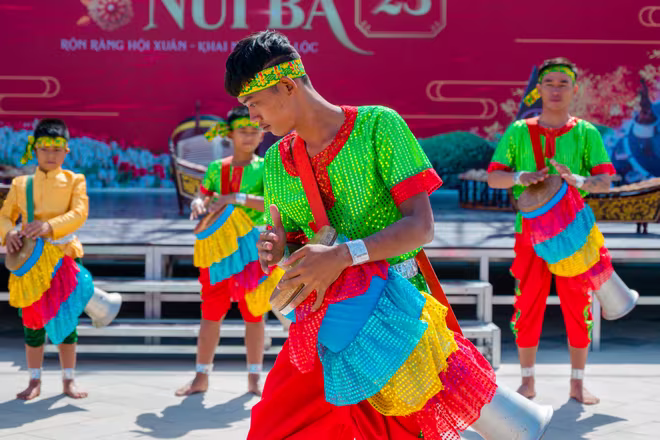 Múa trống Chhay dăm - di sản văn hoá phi vật thể tại Tây Ninh sẽ được trình diễn trong Ngày Tây Ninh tại Hà Nội. Ảnh: Sun World Ba Den Mountain Múa trống Chhay dăm - di sản văn hoá phi vật thể tại Tây Ninh sẽ được trình diễn trong Ngày Tây Ninh tại Hà Nội. Ảnh: Sun World Ba Den Mountain