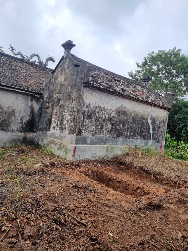 Hiện trường phát hiện gạch cổ phía sau đình Hạ (ảnh: FB Nguyễn Phong) Hiện trường phát hiện gạch cổ phía sau đình Hạ (ảnh: FB Nguyễn Phong)