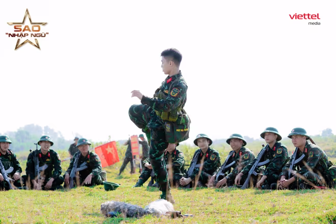 Mono đã tái hiện lại cú đá xoay triệu views nổi tiếng của mình và... Mono đã tái hiện lại cú đá xoay triệu views nổi tiếng của mình và...