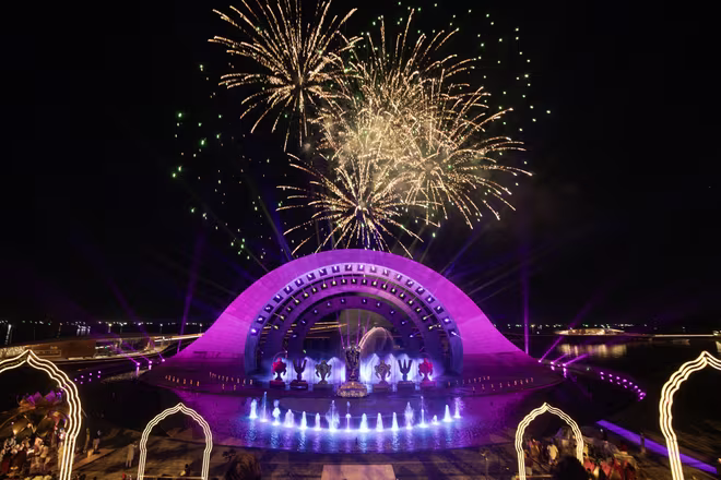 Siêu đám cưới với 350 khách mời thuộc giới thượng lưu cùng phần nghi thức trên sân khấu “vô cực” giữa biển và màn bắn pháo hoa 2 lần trong một tối