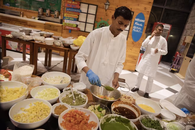 Những thực đơn đặc biệt được “thửa riêng” quy tụ đa dạng tinh hoa ẩm thực Thái Lan, Việt Nam, Pháp và Địa Trung Hải cũng đã được đội ngũ đầu bếp quốc tế của khu nghỉ dưỡng cùng hàng chục đầu bếp chuyên nghiệp từ Ấn Độ dày công chuẩn bị