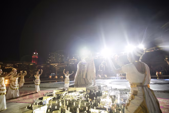 Từ lễ đường đẹp ngoạn mục của “Nụ hôn của biển cả”, các hiệu ứng lửa, nước, laser, ánh sáng đẹp ngoạn mục được trình diễn để chào đón khách mời, trên nền nhạc truyền thống Ấn Độ
