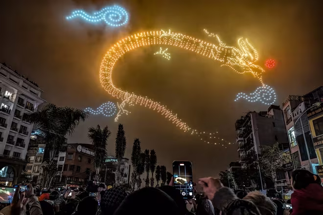 Màn trình diễn ánh sáng tại Hồ Tây trong dịp Tết Nguyên Đán 2024 (ảnh: Phú Khánh) Màn trình diễn ánh sáng tại Hồ Tây trong dịp Tết Nguyên Đán 2024 (ảnh: Phú Khánh)