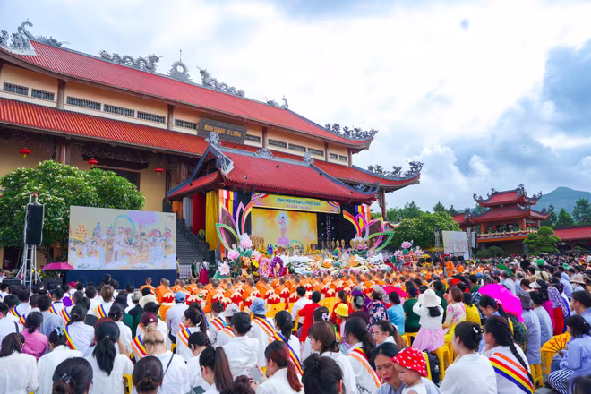 Hình ảnh Lễ Phật đản tại chùa Ba Vàng ngày 12/5/2024