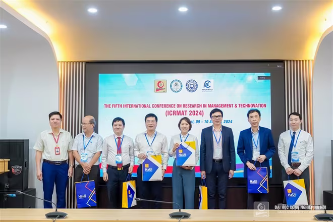 PGS.TS. Nguyễn Lê Cường- Phó Hiệu trưởng Trường Đại học Điện lực chụp ảnh lưu niệm cùng với đại diện các trường và các diễn giả tham gia hội thảo PGS.TS. Nguyễn Lê Cường- Phó Hiệu trưởng Trường Đại học Điện lực chụp ảnh lưu niệm cùng với đại diện các trường và các diễn giả tham gia hội thảo