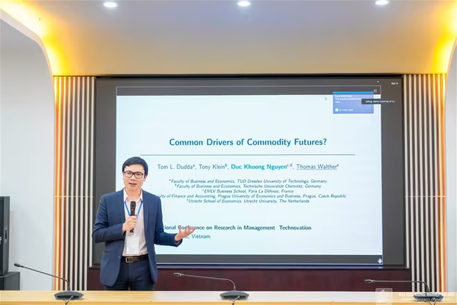 Tại Hội thảo, các nhà khoa học, diễn giả đặc biệt quan tâm tới nội dung trình bày của GS.TS. Nguyễn Đức Khương - Giám đốc Điều hành Trường Kinh doanh EMLV & Giám đốc Phát triển Quốc tế, Giáo dục Đại học De Vinci, Pháp với chủ đề “Common Drivers of Commodity Futures? (Những nhân tố căn bản ảnh hưởng đến hàng hóa tương lai) Tại Hội thảo, các nhà khoa học, diễn giả đặc biệt quan tâm tới nội dung trình bày của GS.TS. Nguyễn Đức Khương - Giám đốc Điều hành Trường Kinh doanh EMLV & Giám đốc Phát triển Quốc tế, Giáo dục Đại học De Vinci, Pháp với chủ đề “Common Drivers of Commodity Futures? (Những nhân tố căn bản ảnh hưởng đến hàng hóa tương lai)