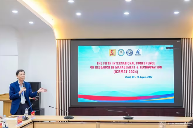 TS. Võ Trí Thành, Viện trưởng Viện Chiến lược Thương hiệu và Cạnh tranh, Việt Nam với báo cáo “Twin transformation and implications for governance”. (Chuyển đổi kép và gợi ý với quản trị). TS. Võ Trí Thành, Viện trưởng Viện Chiến lược Thương hiệu và Cạnh tranh, Việt Nam với báo cáo “Twin transformation and implications for governance”. (Chuyển đổi kép và gợi ý với quản trị).