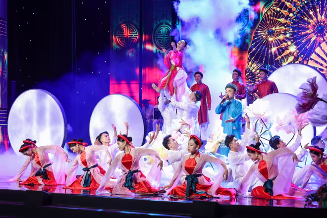 Nghệ sĩ Chu Bảo Quế cùng nhóm Dòng thời gian biểu diễn bài “Chả” - quan họ cổ