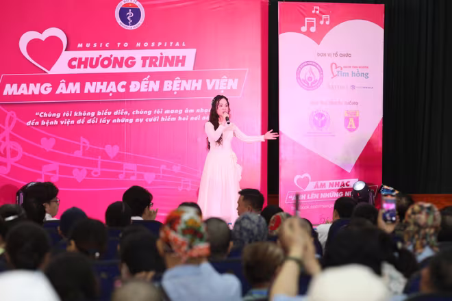 Mang âm nhạc tới Bệnh viện trong một lần biểu diễn ở Viện K Mang âm nhạc tới Bệnh viện trong một lần biểu diễn ở Viện K