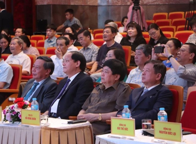 Từ trái qua: Đồng chí Nguyễn Văn Phong, Phó Bí thư Thường trực Thành uỷ Hà Nội, đồng chí Nguyễn Doãn Toản, Uỷ viên Ban Thường vụ, Trưởng ban Tuyên giáo và Dân vận Thành Uỷ Hà Nội, đồng chí Nguyễn Thế Kỷ Trưởng ban Lý luận phê bình văn học nghệ thuật, Phó Chủ tịch Hội đồng Lý luận Trung ương; PGS.TS Đỗ Hồng Quân, Chủ tịch Liên hiệp các Hội VHNT Việt Nam