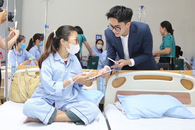 Chương trình Mang âm nhạc tới bệnh viện trong lần ghé thăm Bệnh viện Huyết học và Truyền máu Trung ương