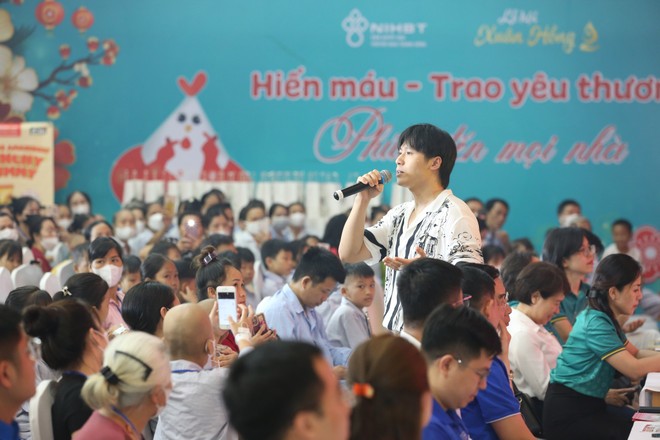 Chương trình Mang âm nhạc tới bệnh viện trong lần ghé thăm Bệnh viện Huyết học và Truyền máu Trung ương