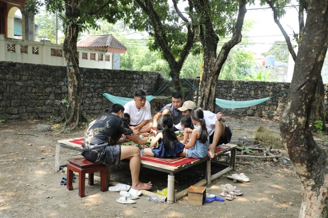 Các bố con ăn trưa với món cá úp vung tự làm