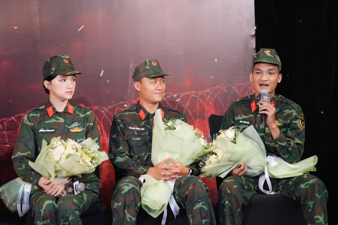 Diễn viên Mạc Văn Khoa và Ca sĩ Hương Giang tại họp báo