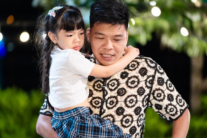 Bố Trung Ruồi bế con gái Dứa ra nhập tiệc cùng các bạn nhưng cô bé rất uể oải