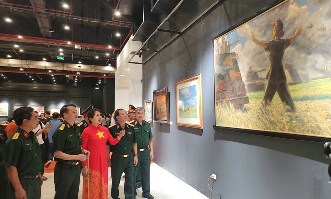 Các đại biểu tham dự triển lãm