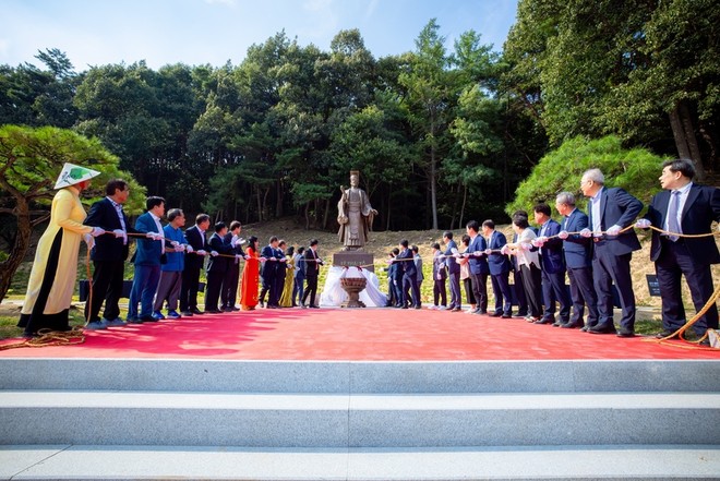 Lãnh đạo và đại biểu Việt Nam - Hàn Quốc thực hiện nghi thức an vị và kéo màn khánh thành tượng đài Vua Lý Thái Tổ tại Hàn Quốc. Trước đó, Lễ hội Văn hoá - Du lịch Việt Nam tại Hàn Quốc đã chính thức khai mạc tại tỉnh Gyeongsangbuk-do (Ảnh: Bộ VHTTDL)
