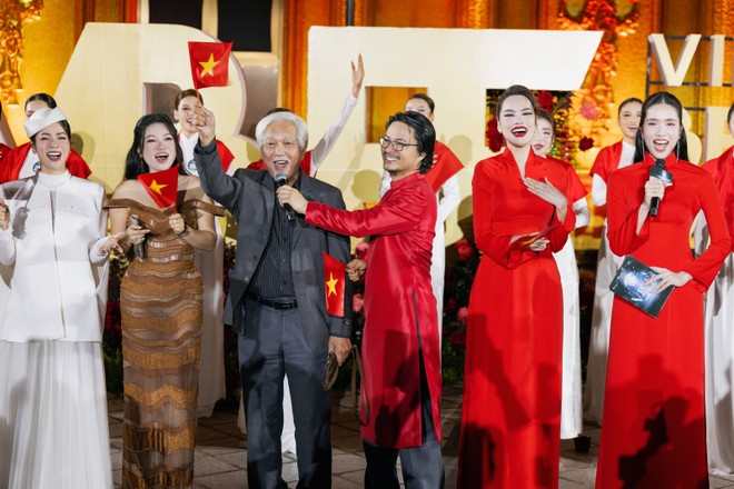 Khách mời cùng dàn người mẫu, hoa hậu hoà giọng trong &quot;Giai điệu tự hào&quot;