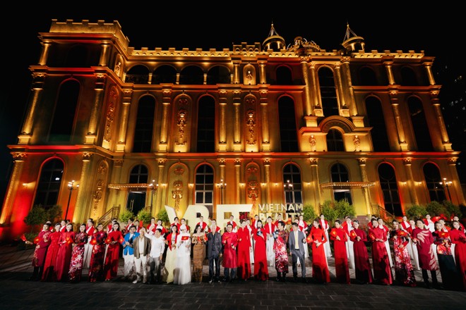 Với chủ đề “Transition Time”, Vietnam Beauty Fashion Fest XII mở ra thời khắc giao thoa giữa cái cũ và cái mới, giữa truyền thống và hiện đại