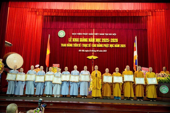 Học viện Phật giáo Việt Nam tại Hà Nội đã trao bằng cho các học viên