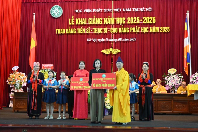 Hòa thượng, Tiến sĩ Thích Thanh Quyết, Phó Chủ tịch Hội đồng Trị sự Giáo hội Phật giáo Việt Nam, Trưởng ban Giáo dục Phật giáo Trung ương, Viện trưởng Học viện Phật giáo Việt Nam tại Hà Nội trao tủ sách Phật Quang cho 2 trường học ở Quảng Ninh và Ninh Bình