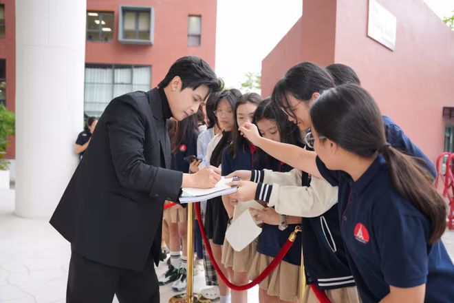 Gin Tuấn Kiệt thành thầy giáo trong trường học siêu sao Gin Tuấn Kiệt thành thầy giáo trong trường học siêu sao
