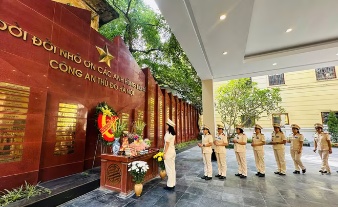 Đại biểu Phụ nữ CATP Hà Nội dâng hương tại Đài tưởng niệm các Anh hùng liệt sĩ Công an Thủ đô Đại biểu Phụ nữ CATP Hà Nội dâng hương tại Đài tưởng niệm các Anh hùng liệt sĩ Công an Thủ đô