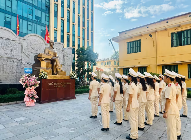 Các đại biểu, hội viên Phụ nữ CATP đã thành kính dâng hoa tưởng niệm, báo công tại Tượng đài Chủ tịch Hồ Chí Minh trong khuôn viên trụ sở CATP Hà Nội Các đại biểu, hội viên Phụ nữ CATP đã thành kính dâng hoa tưởng niệm, báo công tại Tượng đài Chủ tịch Hồ Chí Minh trong khuôn viên trụ sở CATP Hà Nội