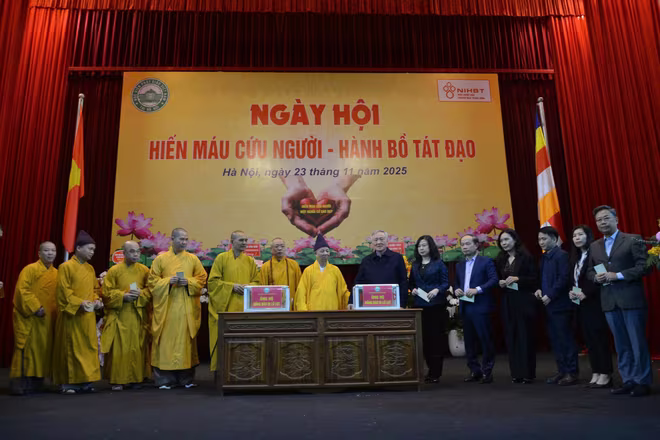 Sự kiện có sự tham dự của Phó Thủ tướng Thường trực Chính phủ Nguyễn Hòa Bình, Bộ trưởng Bộ Y tế - Trưởng ban Chỉ đạo quốc gia vận động hiến máu tình nguyện Đào Hồng Lan cùng đại diện Giáo hội Phật giáo Việt Nam và các tăng, ni, Phật tử