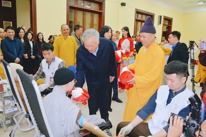 Phó Thủ tướng Thường trực Nguyễn Hòa Bình và các đại biểu thăm, động viên các tăng, ni sinh và Phật tử hiến máu tại Ngày hội