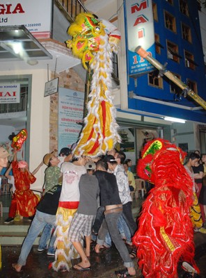 Đội mưa đi xem múa lân Rằm Trung thu ảnh 16 Đội mưa đi xem múa lân Rằm Trung thu ảnh 16