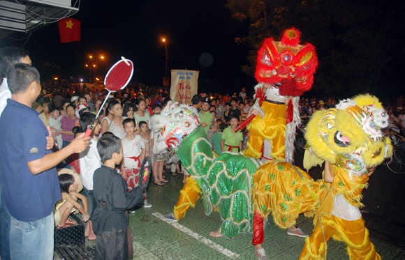 Đội mưa đi xem múa lân Rằm Trung thu ảnh 12 Đội mưa đi xem múa lân Rằm Trung thu ảnh 12