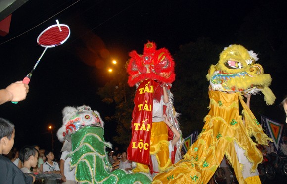 Đội mưa đi xem múa lân Rằm Trung thu ảnh 13 Đội mưa đi xem múa lân Rằm Trung thu ảnh 13