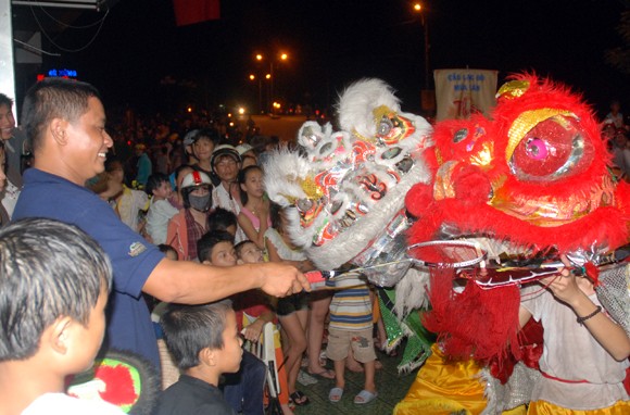 Đội mưa đi xem múa lân Rằm Trung thu ảnh 14 Đội mưa đi xem múa lân Rằm Trung thu ảnh 14