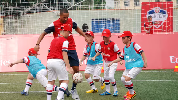 Dàn sao Arsenal mướt mồ hôi với các cầu thủ tí hon Việt Nam ảnh 9 Dàn sao Arsenal mướt mồ hôi với các cầu thủ tí hon Việt Nam ảnh 9