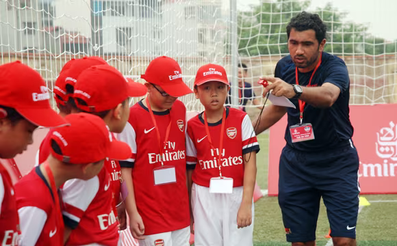 Dàn sao Arsenal mướt mồ hôi với các cầu thủ tí hon Việt Nam ảnh 2 Dàn sao Arsenal mướt mồ hôi với các cầu thủ tí hon Việt Nam ảnh 2